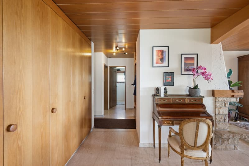 Entrée Erdgeschoss mit grossem Einbauschrank