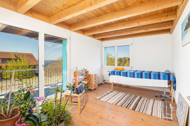 Zimmer mit Ausgang zum Balkon