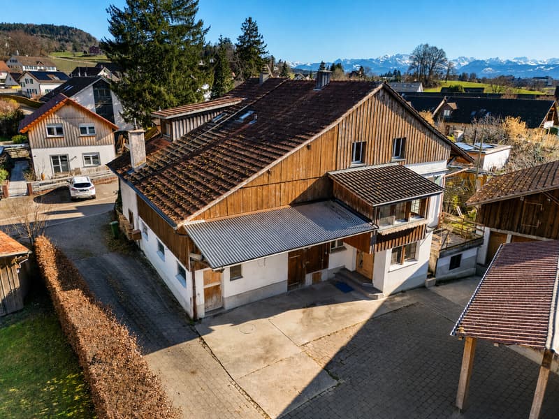 Ansicht von Norden, Zufahrt und Innenhof