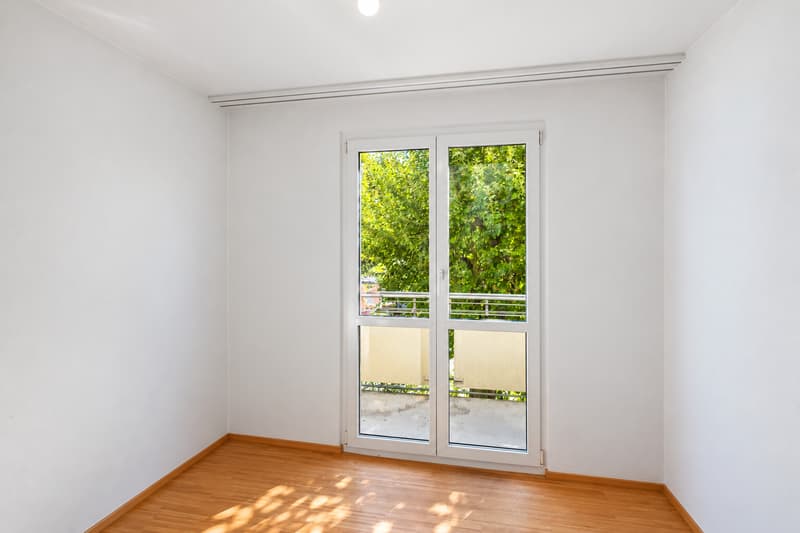 Zimmer mit Balkon im Obergeschoss