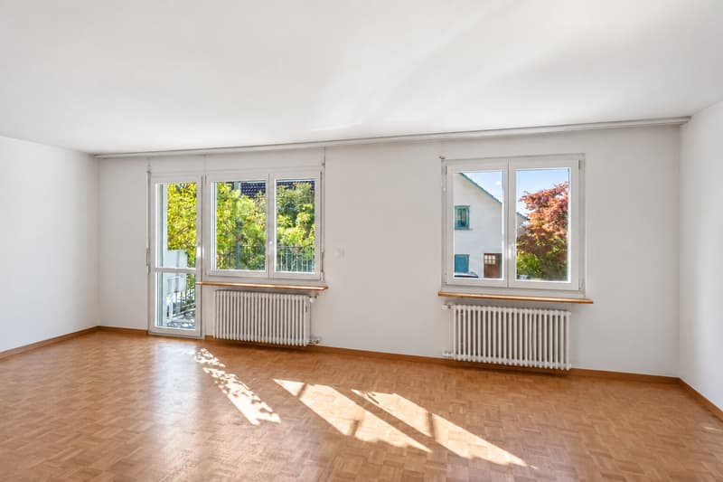 Wohn-Esszimmer mit Zugang zum Balkon