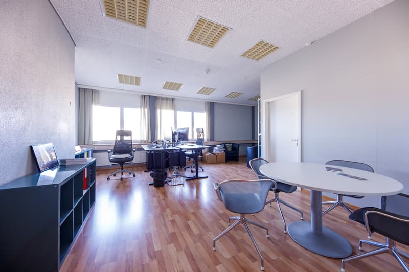 Spacious office space in a quiet location in Zumikon (2)