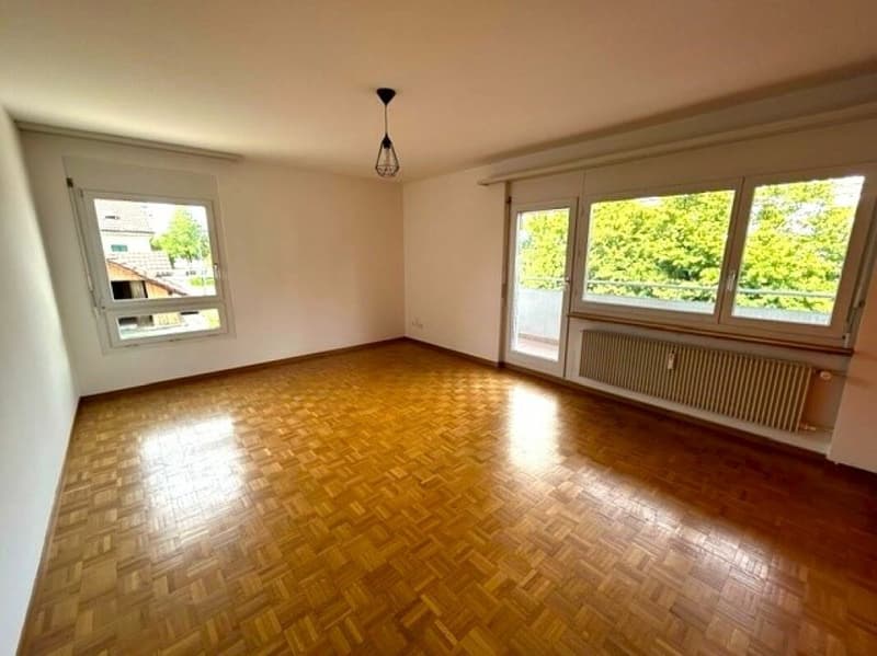 Besonntes Wohnzimmer mit Balkon