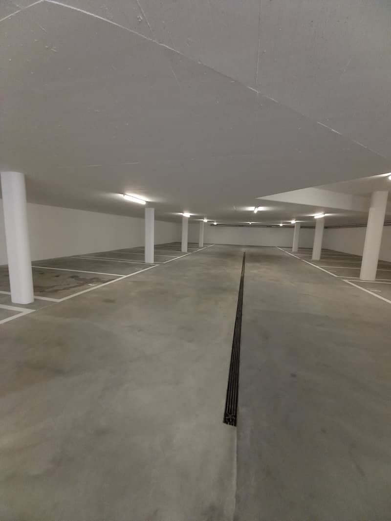 Tiefgaragenplatz in Aathal-Seegräben zu vermieten (2)