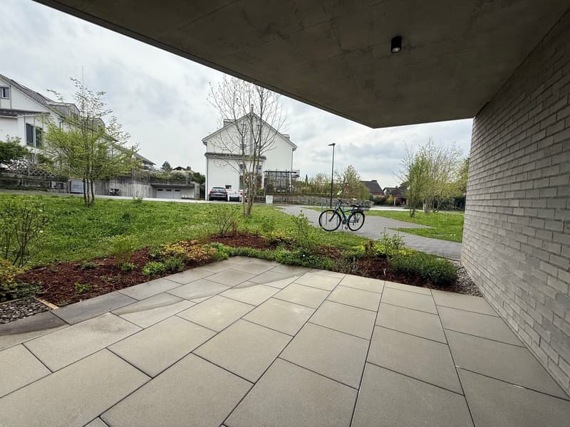 Appartamento giardino elegante di 2,5 locali a Uster con due posti a sedere privati (7)