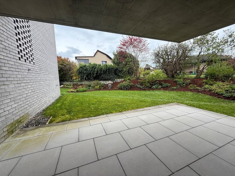 Appartamento giardino elegante di 2,5 locali a Uster con due posti a sedere privati (8)
