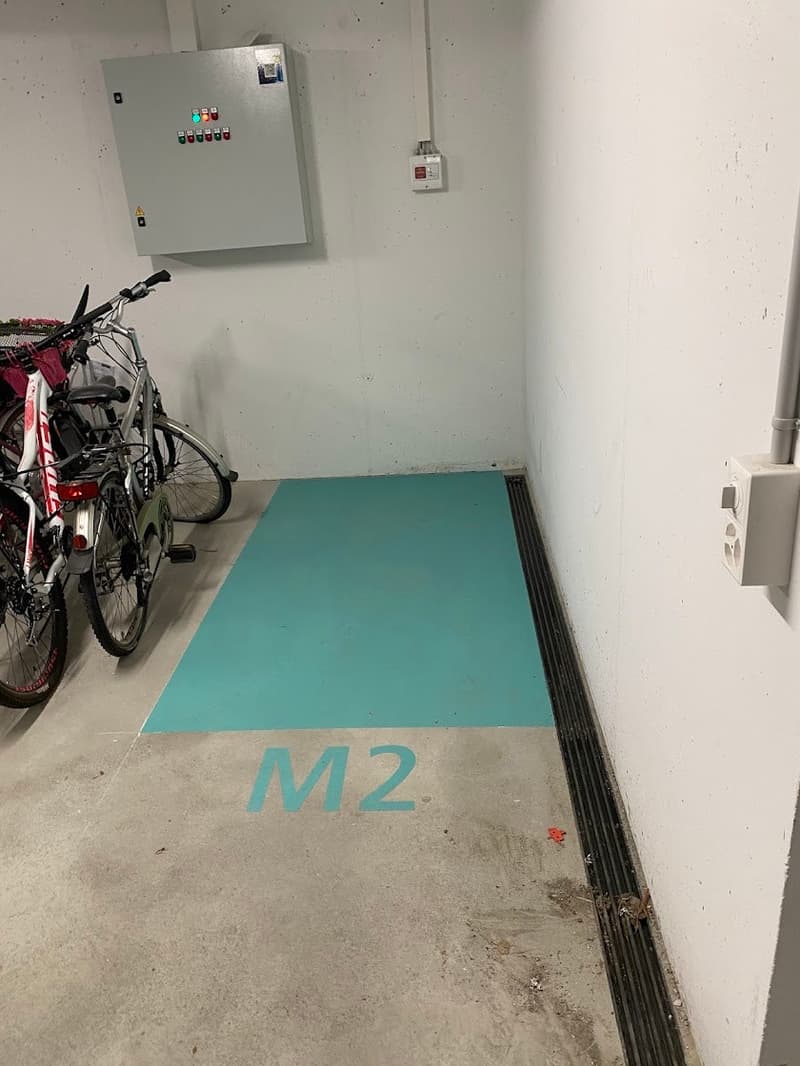 Parcheggi per motocicli in un nuovo garage sotterraneo (2)