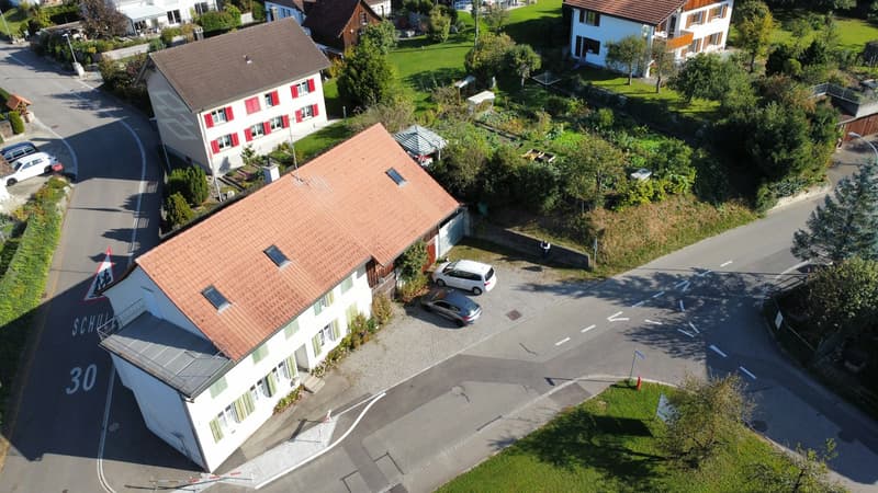 MFH mit Vorplatz und Garten
