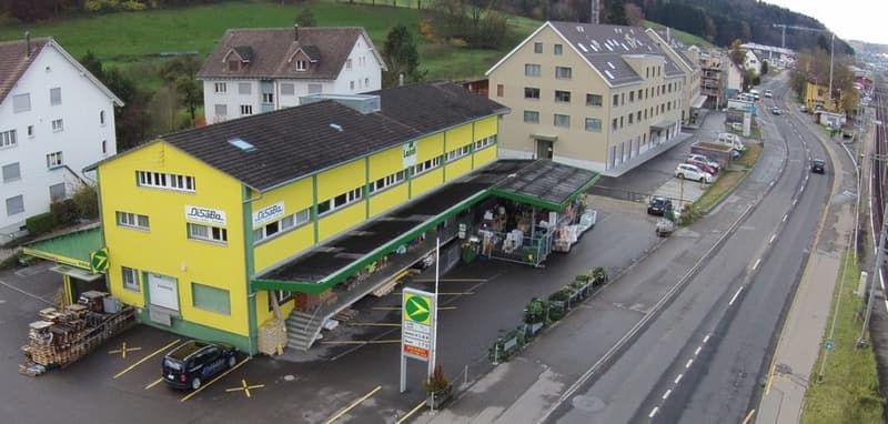Commercial space with ramp and goods lift including plenty of storage space (1)