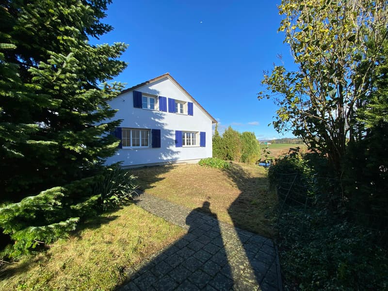 Detached, partially renovated single-family house with large surroundings (3)