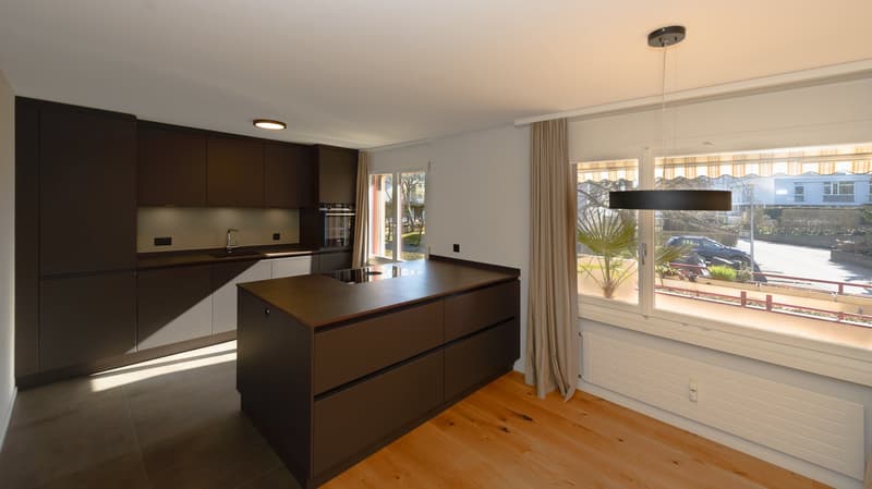 Die moderne Küche mit dem Balkon