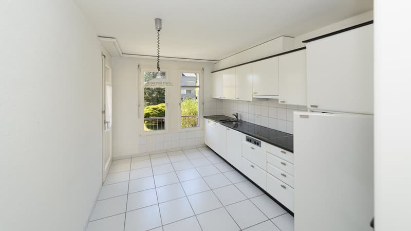 Die freundliche Küche mit dem Ausgang auf den Balkon