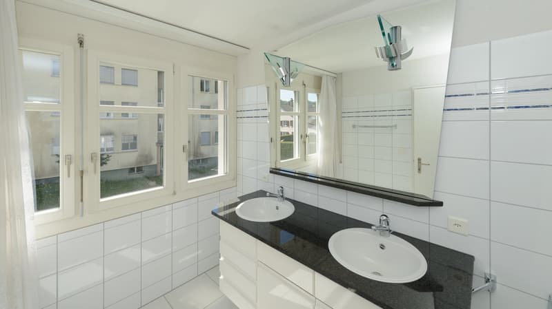 "Bad en Suite" mit Dusche, WC und Doppellavabo - und Fenster...
