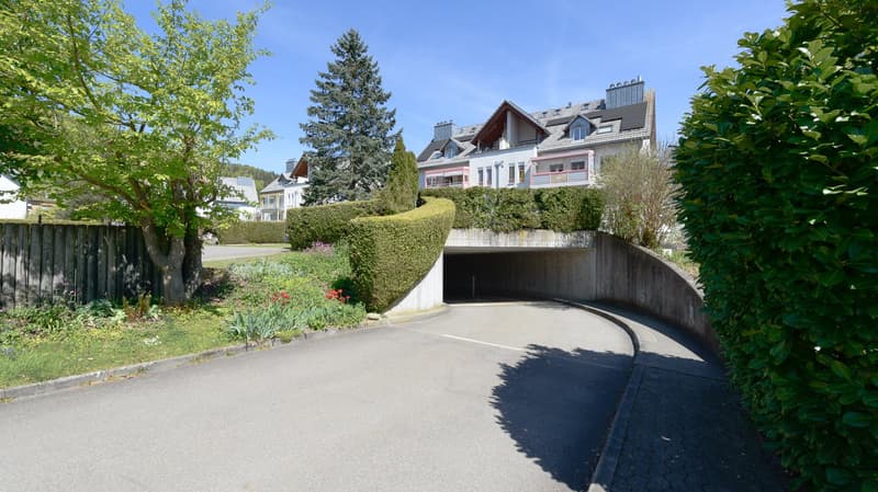 Das Mehrfamilienhaus mit der Einfahrt in die Tiefgarage