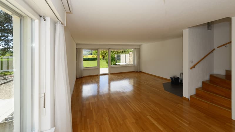 Blick in den Wohnraum mit der Treppe ins Obergeschoss