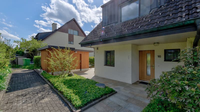 Hauszugang mit dem Gerätehaus links