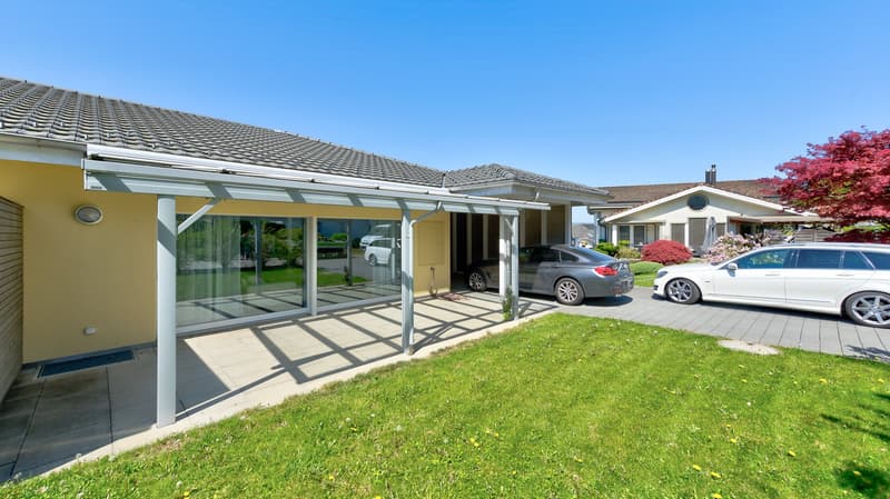 Das Haus 4 mit dem Garten, dem Sitzplatz und den Parkplätzen