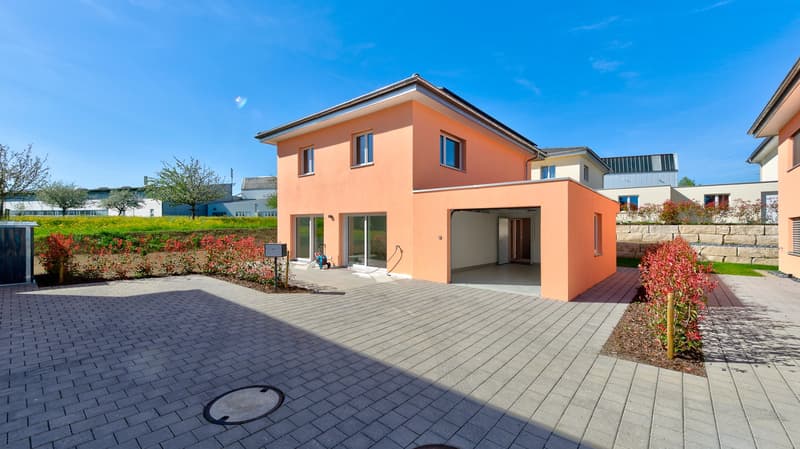 Hauptansicht mit der angebauten Garage