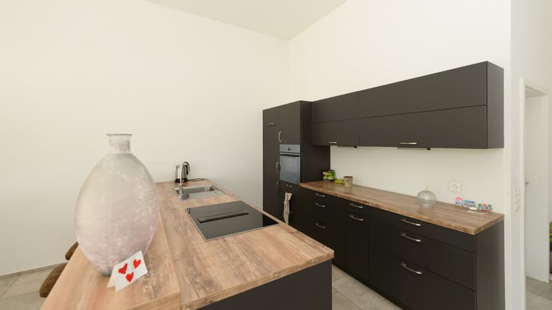 Die moderne, offene und helle Küche (Haus 2)