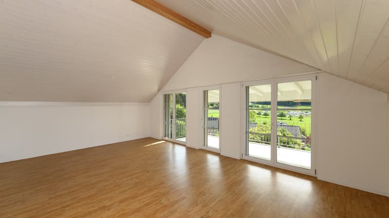 Wohnzimmer mit dem Balkon und des Aussicht ins Grüne