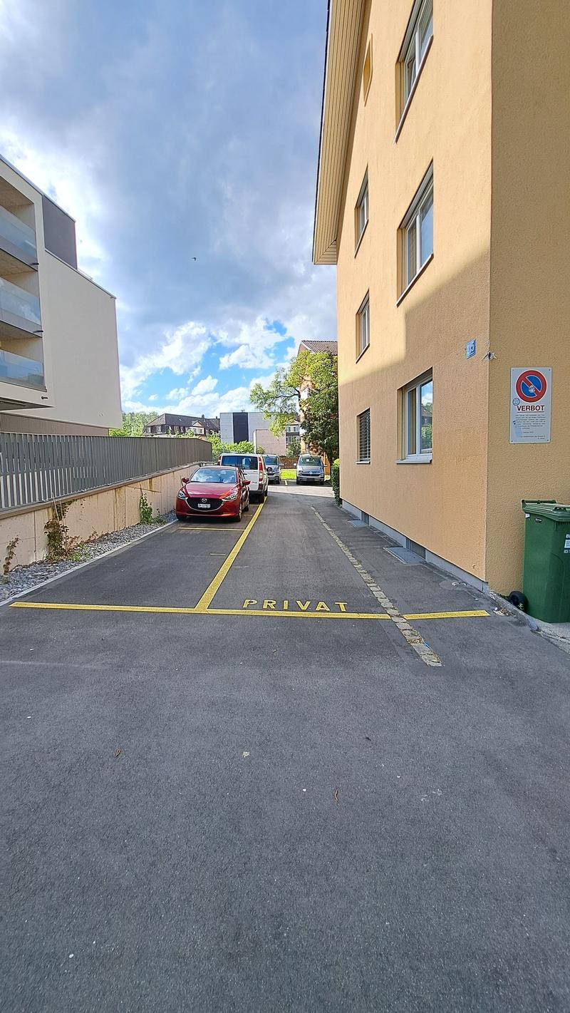 Parcheggio esterno Zurigo Oerlikon, vicino alla fermata del tram Brunnenhof (1)
