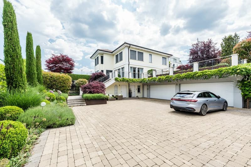 Luxury villa with pool in top lake view location (1)