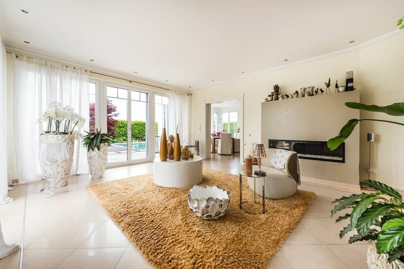 Luxury villa with pool in top lake view location (5)