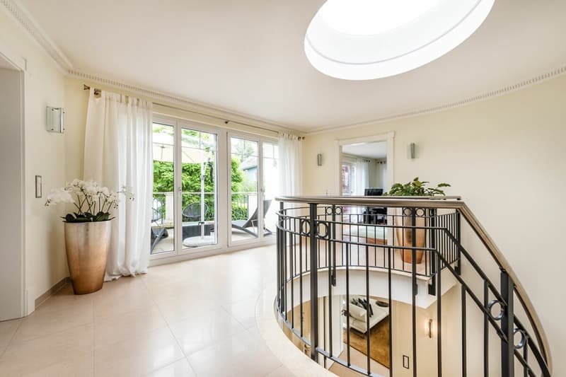 Luxury villa with pool in top lake view location (10)