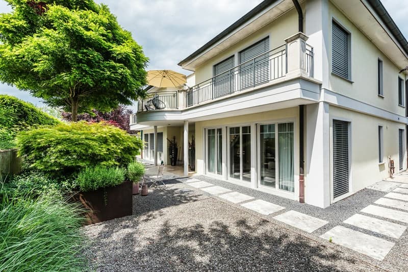Luxury villa with pool in top lake view location (13)