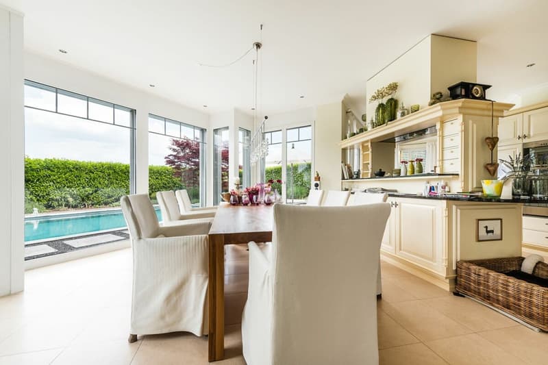 Luxury villa with pool in top lake view location (4)