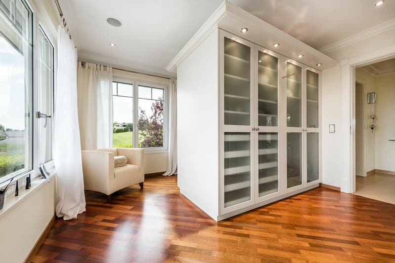 Luxury villa with pool in top lake view location (7)