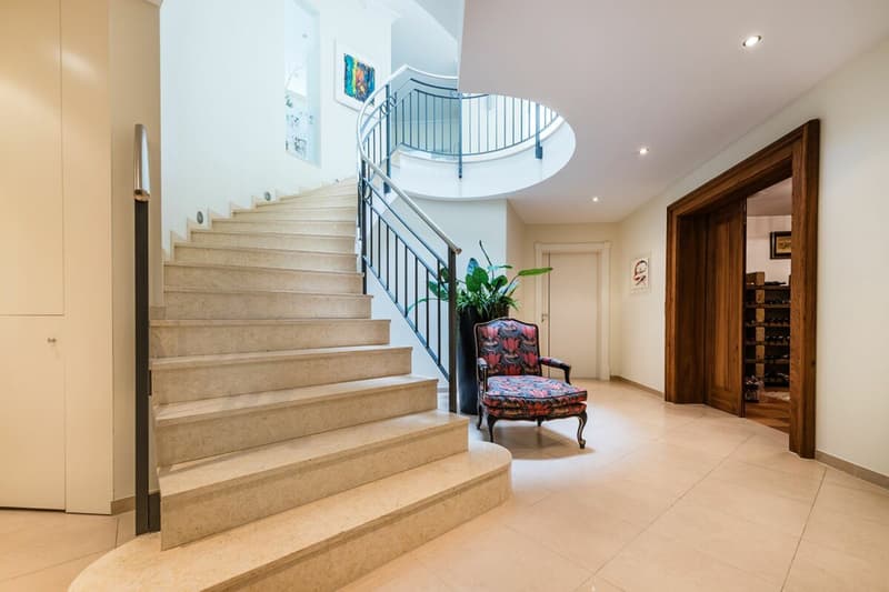 Luxury villa with pool in top lake view location (6)