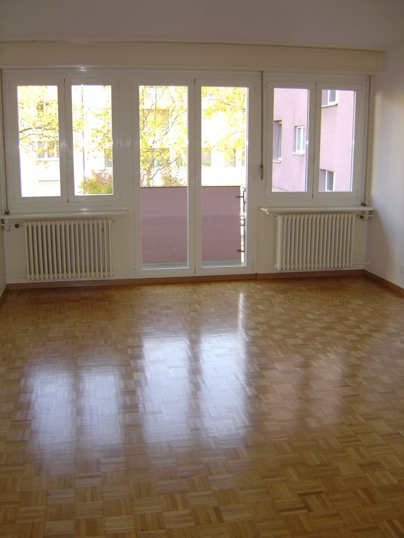 Helle 2.5-Zimmer-Wohnung mit Balkon in Zürich-Oerlikon (1)