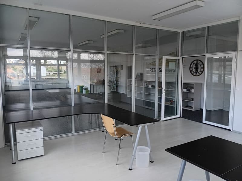 Espaces de bureau ou d'atelier dans un immeuble d'affaires très fréquenté (2)