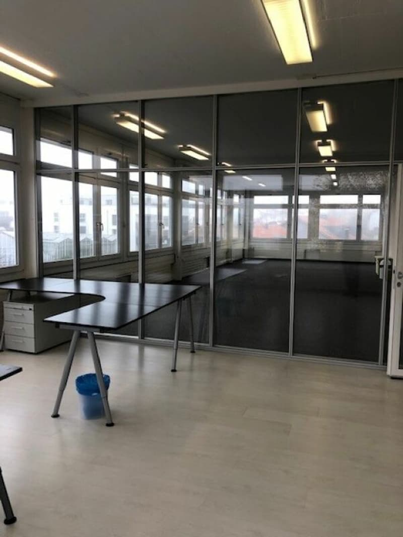 Spazi per ufficio o studio in un edificio per uffici molto frequentato (5)