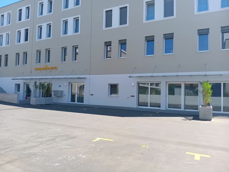 Geschäftsflächen im Gewerbezentrum Au Milavy 57- 155m2 (1)