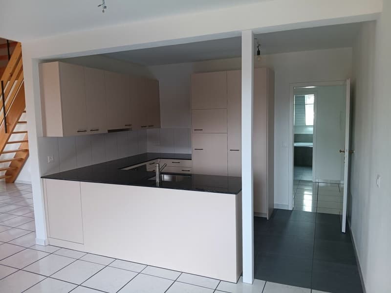 Appartamento mansardato attraente e spazioso di 4 locali con galleria, 143 m² di superficie abitabile. L'appartamento colpisce per un concetto di stanza luminoso e aperto nonché per una cucina nuova e moderna e un (3)