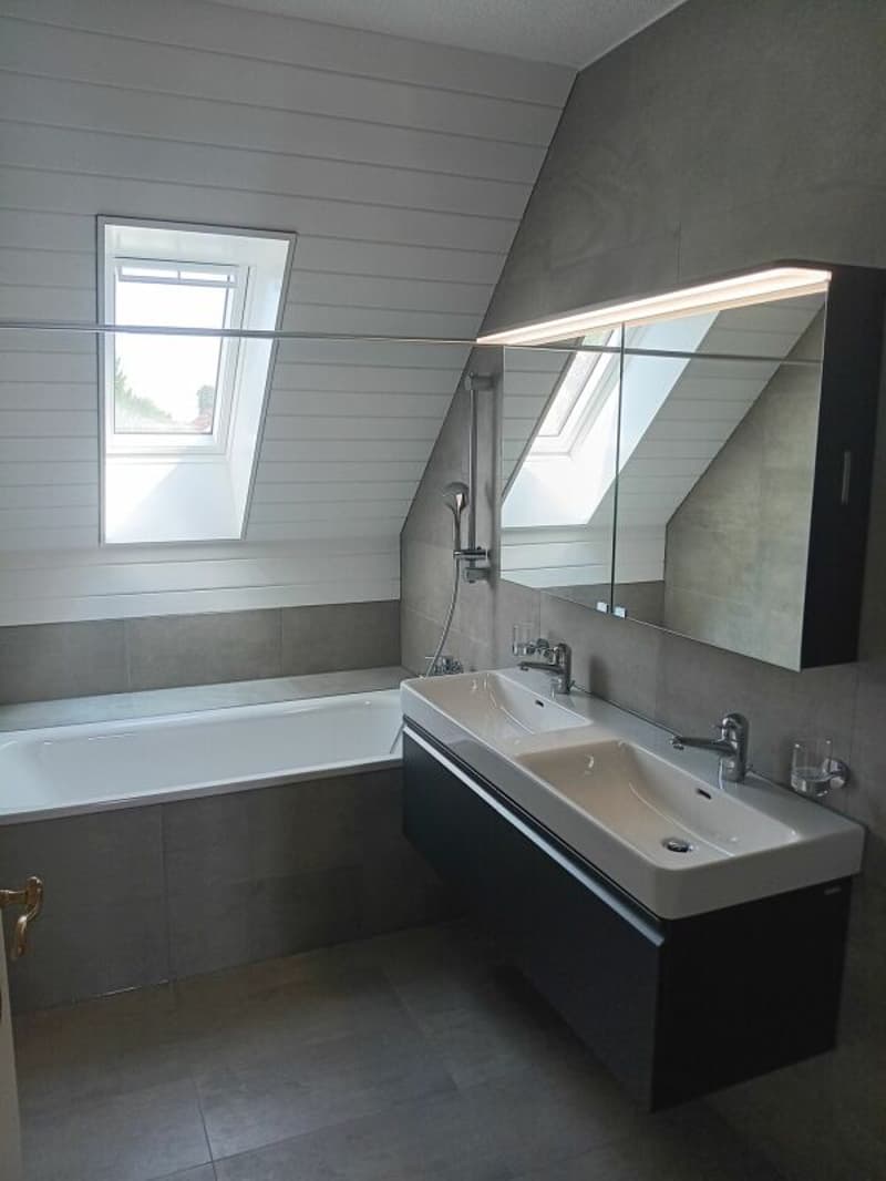 Appartamento mansardato attraente e spazioso di 4 locali con galleria, 143 m² di superficie abitabile. L'appartamento colpisce per un concetto di stanza luminoso e aperto nonché per una cucina nuova e moderna e un (1)