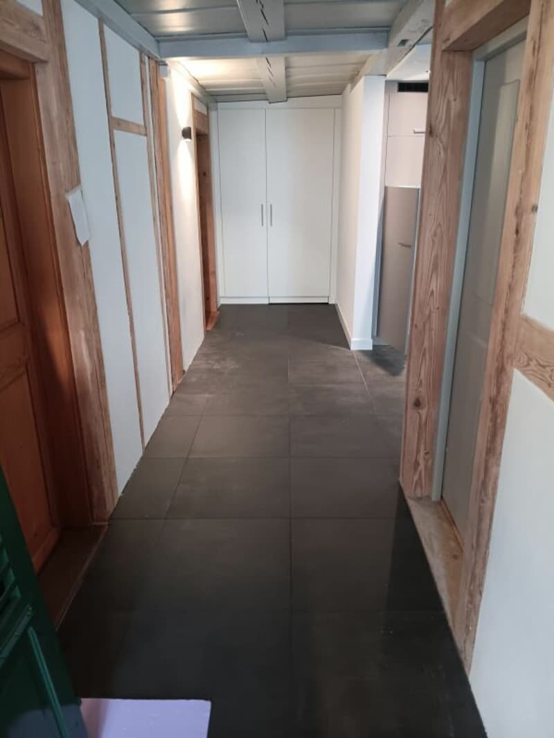 Nuovi uffici o sale di pratica moderne, in un edificio storico nel centro di Schwarzenburg. L'affitto include la sala comune con cucina, guardaroba, lavanderia ... (2)