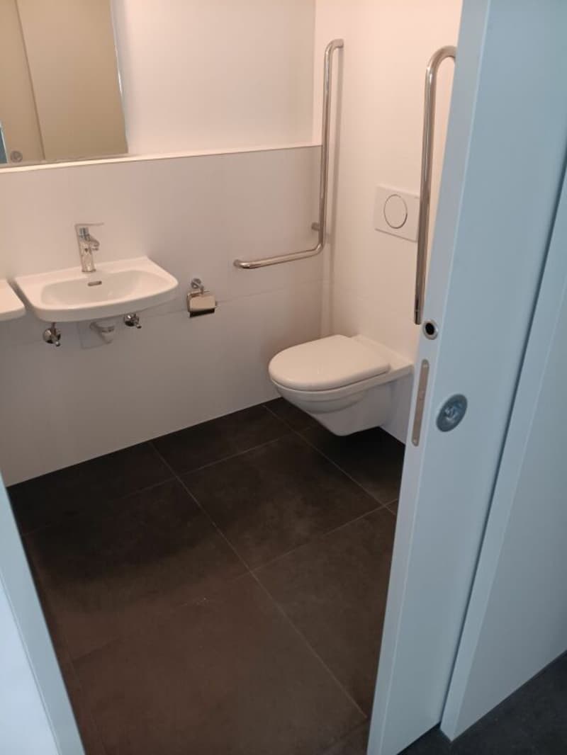 Nuovi uffici o sale di pratica moderne, in un edificio storico nel centro di Schwarzenburg. L'affitto include la sala comune con cucina, guardaroba, lavanderia ... (3)