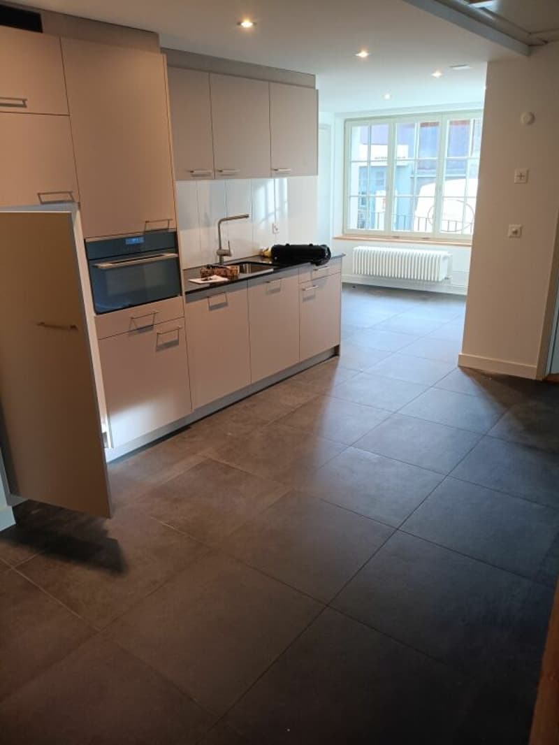 Nuovi uffici o sale di pratica moderne, in un edificio storico nel centro di Schwarzenburg. L'affitto include la sala comune con cucina, guardaroba, lavanderia ... (4)