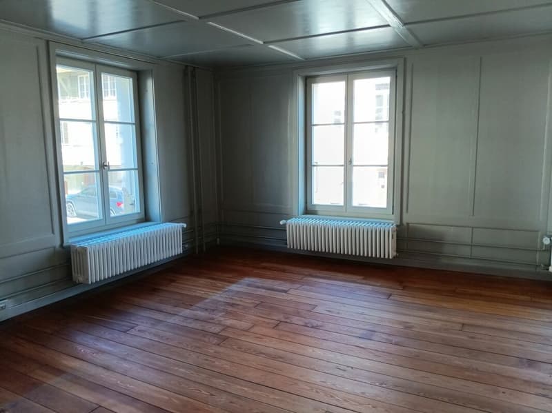 Nuovi uffici o sale di pratica moderne, in un edificio storico nel centro di Schwarzenburg. L'affitto include la sala comune con cucina, guardaroba, lavanderia ... (1)