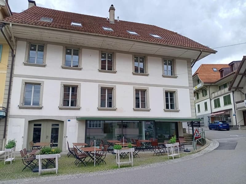 Nuovi uffici o sale di pratica moderne, in un edificio storico nel centro di Schwarzenburg. L'affitto include la sala comune con cucina, guardaroba, lavanderia ... (6)