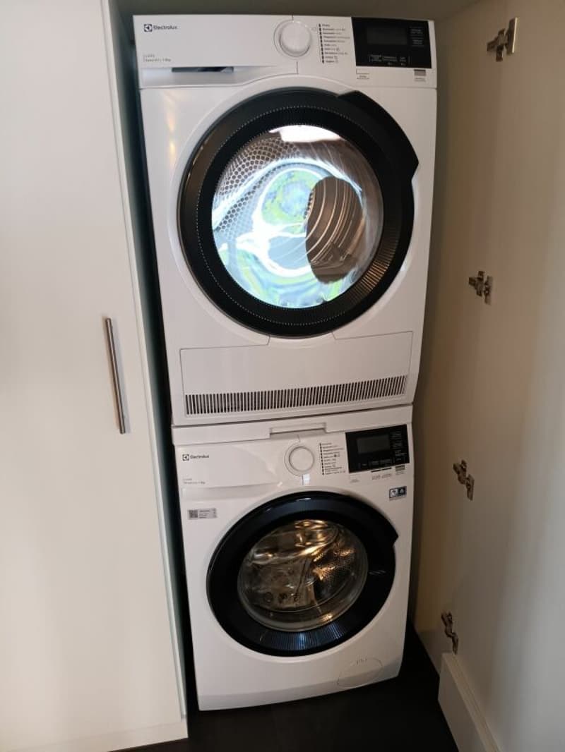Nuovi uffici o sale di pratica moderne, in un edificio storico nel centro di Schwarzenburg. L'affitto include la sala comune con cucina, guardaroba, lavanderia ... (5)