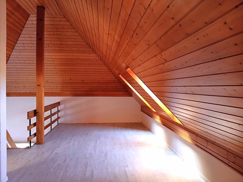 Appartamento mansardato attraente e spazioso di 4 locali con galleria, 143 m² di superficie abitabile. L'appartamento colpisce per un concetto di stanza luminosa e aperta oltre che per una cucina nuova e moderna e un (9)
