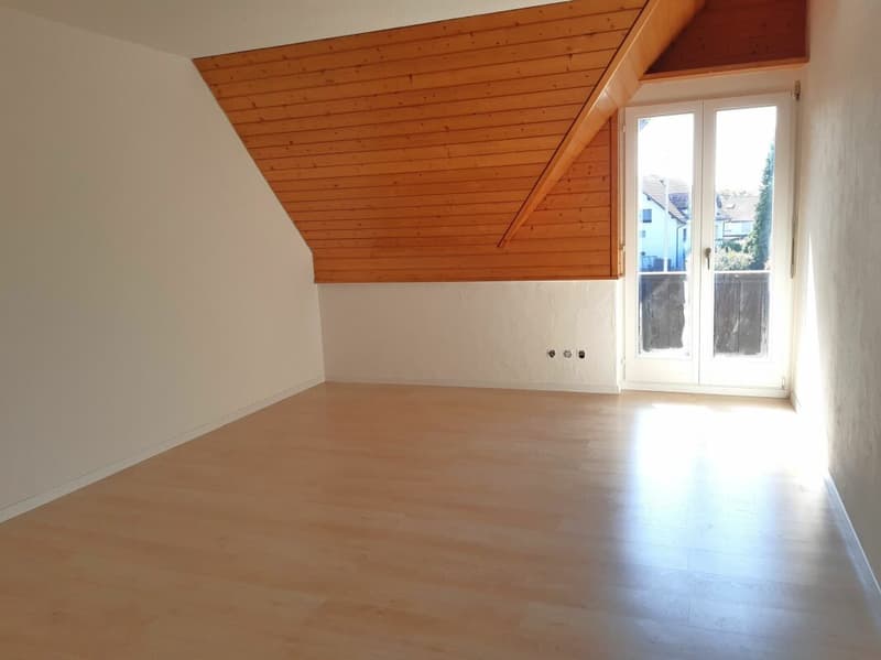 Appartamento mansardato attraente e spazioso di 4 locali con galleria, 143 m² di superficie abitabile. L'appartamento colpisce per un concetto di stanza luminosa e aperta oltre che per una cucina nuova e moderna e un (8)