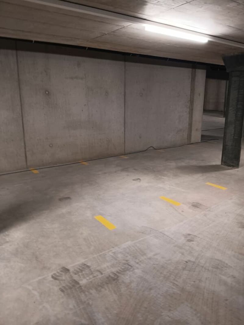 Zu vermieten : neue Motorrad-Einstellhallenplätze in Avenches (2)