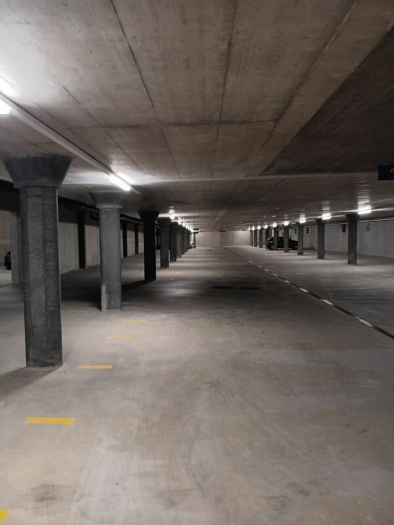 Zu vermieten : neue Motorrad-Einstellhallenplätze in Avenches (1)