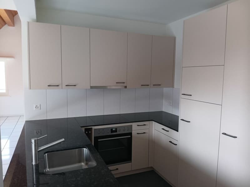 Attraktive und grosszügige 4-Zimmer-Dachwohnung mit Galerie, 143 m² Wohnfläche. Die Wohnung überzeugt mit einem hellen, offenen Raumkonzept sowie einer neuen, modernen Küche und einem stilvoll re … (5)