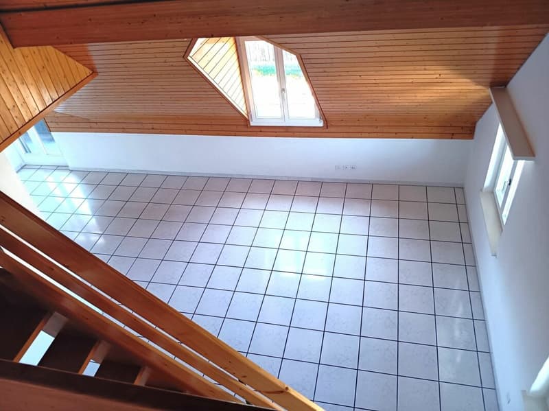 Attraktive und grosszügige 4-Zimmer-Dachwohnung mit Galerie, 143 m² Wohnfläche. Die Wohnung überzeugt mit einem hellen, offenen Raumkonzept sowie einer neuen, modernen Küche und einem stilvoll re … (7)